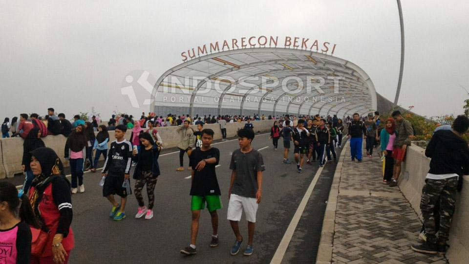 Antusiasme warga memanfaatkan CFD Bekasi.